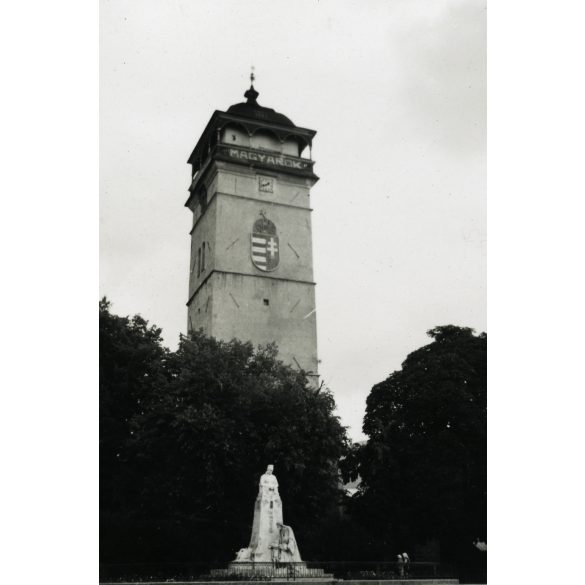 A Városi őrtorony és Andrássy Franciska grófnő mellszobra, Rozsnyó (Felvidék), 2. világháború, Horthy-korszak, 1930-as évek, Eredeti fotó, papírkép.  