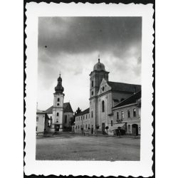   Templomok a főtéren, Rozsnyó, (Felvidék), Tátra Bank, Hangya Szövetkezet, magyar feliratok, üzlet, reklám, kirakat, 2. világháború, Horthy-korszak, 1930-as évek, Eredeti fotó, papírkép.  