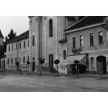 Templomok a főtéren, Rozsnyó, (Felvidék), Tátra Bank, Hangya Szövetkezet, magyar feliratok, üzlet, reklám, kirakat, 2. világháború, Horthy-korszak, 1930-as évek, Eredeti fotó, papírkép.  