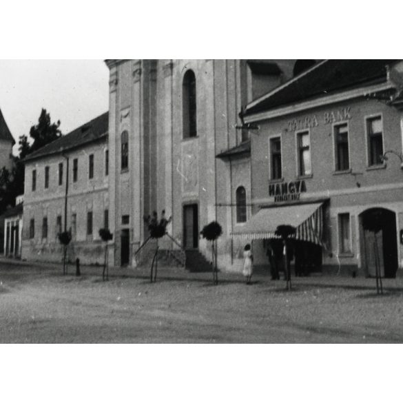 Templomok a főtéren, Rozsnyó, (Felvidék), Tátra Bank, Hangya Szövetkezet, magyar feliratok, üzlet, reklám, kirakat, 2. világháború, Horthy-korszak, 1930-as évek, Eredeti fotó, papírkép.  