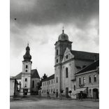 Templomok a főtéren, Rozsnyó, (Felvidék), Tátra Bank, Hangya Szövetkezet, magyar feliratok, üzlet, reklám, kirakat, 2. világháború, Horthy-korszak, 1930-as évek, Eredeti fotó, papírkép.  