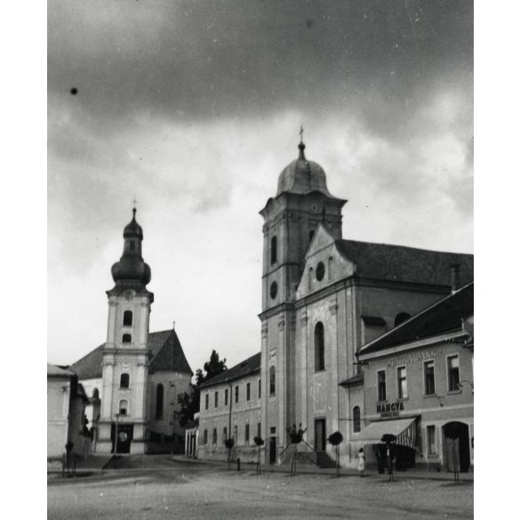 Templomok a főtéren, Rozsnyó, (Felvidék), Tátra Bank, Hangya Szövetkezet, magyar feliratok, üzlet, reklám, kirakat, 2. világháború, Horthy-korszak, 1930-as évek, Eredeti fotó, papírkép.  