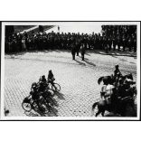 Magyar honvédek kerékpárral, lóháton, Kassa, (Felvidék),, katona, egyenruha, 2. világháború, Horthy-korszak, 1930-as évek, Eredeti fotó, papírkép.   