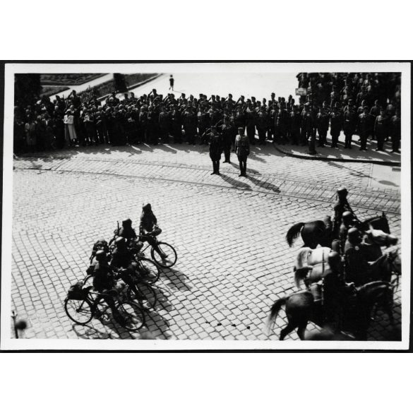 Magyar honvédek kerékpárral, lóháton, Kassa, (Felvidék),, katona, egyenruha, 2. világháború, Horthy-korszak, 1930-as évek, Eredeti fotó, papírkép.   