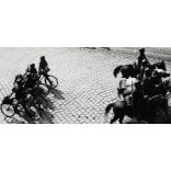 Magyar honvédek kerékpárral, lóháton, Kassa, (Felvidék),, katona, egyenruha, 2. világháború, Horthy-korszak, 1930-as évek, Eredeti fotó, papírkép.   