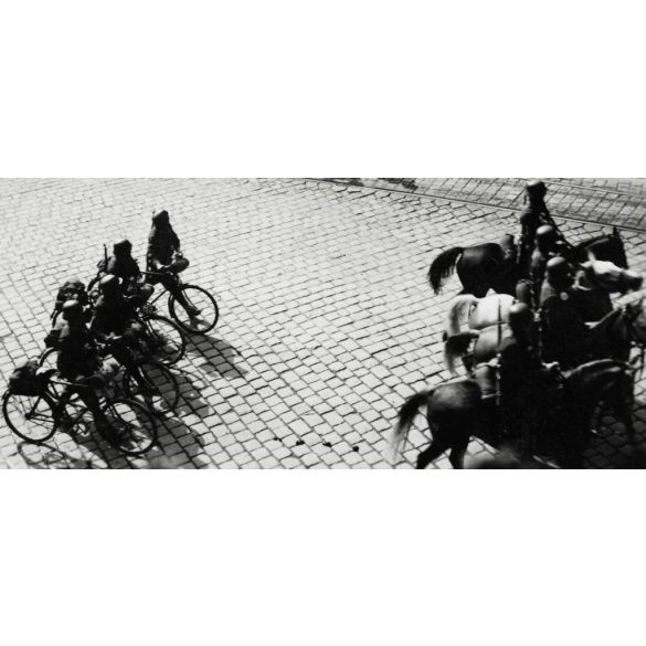 Magyar honvédek kerékpárral, lóháton, Kassa, (Felvidék),, katona, egyenruha, 2. világháború, Horthy-korszak, 1930-as évek, Eredeti fotó, papírkép.   