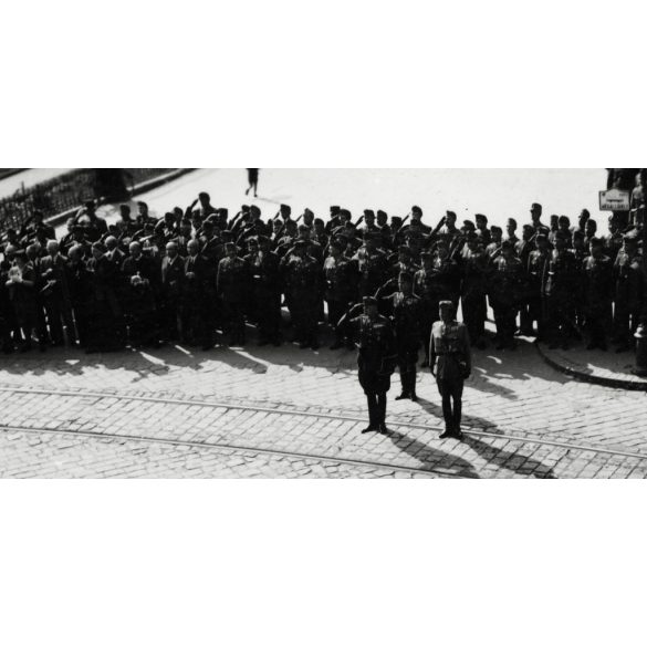 Magyar honvédek kerékpárral, lóháton, Kassa, (Felvidék),, katona, egyenruha, 2. világháború, Horthy-korszak, 1930-as évek, Eredeti fotó, papírkép.   