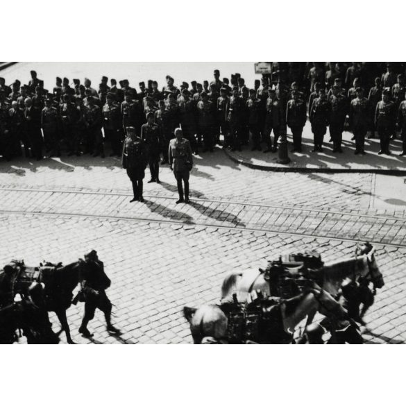 Magyar honvédek lovakkal, fegyverekkel, Kassa, (Felvidék),, katonatisztek, katona, egyenruha, 2. világháború, Horthy-korszak, 1930-as évek, Eredeti fotó, papírkép.  
