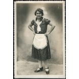 Csinos lány masnival, Aszár, kötény, helytörténet, Komárom-Esztergom megye, Horthy-korszak, 1933, 1930-as évek, Eredeti fotó, hátulján feliratozott papírkép. 