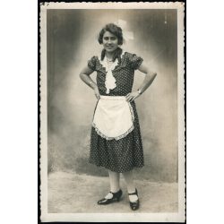   Csinos lány masnival, Aszár, kötény, helytörténet, Komárom-Esztergom megye, Horthy-korszak, 1933, 1930-as évek, Eredeti fotó, hátulján feliratozott papírkép. 