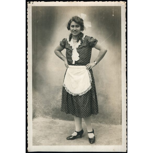 Csinos lány masnival, Aszár, kötény, helytörténet, Komárom-Esztergom megye, Horthy-korszak, 1933, 1930-as évek, Eredeti fotó, hátulján feliratozott papírkép. 