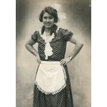 Csinos lány masnival, Aszár, kötény, helytörténet, Komárom-Esztergom megye, Horthy-korszak, 1933, 1930-as évek, Eredeti fotó, hátulján feliratozott papírkép. 