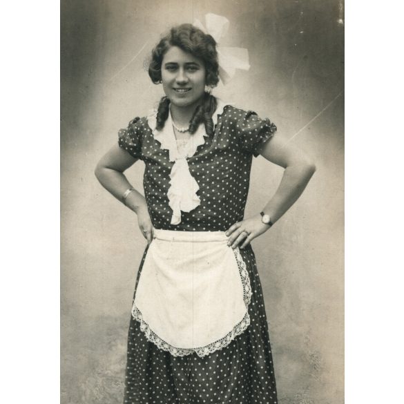 Csinos lány masnival, Aszár, kötény, helytörténet, Komárom-Esztergom megye, Horthy-korszak, 1933, 1930-as évek, Eredeti fotó, hátulján feliratozott papírkép. 