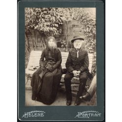   Nagyobb méret, idős elegáns pár magyaros ruhában, monarchia, 1900-as évek. A fotó valószínűleg az Egyesült Államokban készült, és magyar emigránsokat ábrázol. Eredeti kabinetfotó, Helene Portrait. 