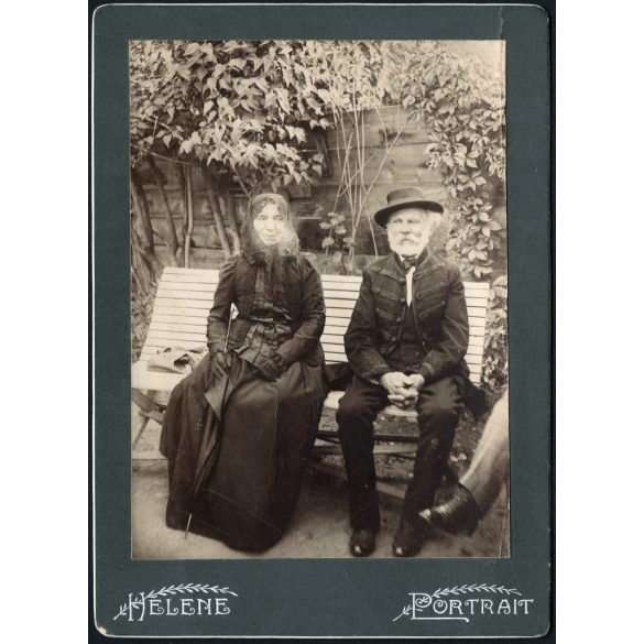 Nagyobb méret, idős elegáns pár magyaros ruhában, monarchia, 1900-as évek. A fotó valószínűleg az Egyesült Államokban készült, és magyar emigránsokat ábrázol. Eredeti kabinetfotó, Helene Portrait. 