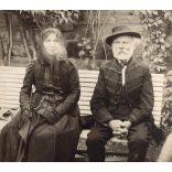 Nagyobb méret, idős elegáns pár magyaros ruhában, monarchia, 1900-as évek. A fotó valószínűleg az Egyesült Államokban készült, és magyar emigránsokat ábrázol. Eredeti kabinetfotó, Helene Portrait. 