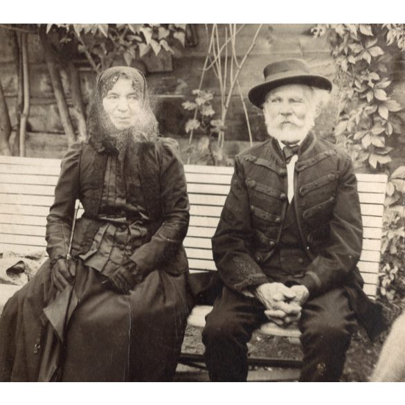 Nagyobb méret, idős elegáns pár magyaros ruhában, monarchia, 1900-as évek. A fotó valószínűleg az Egyesült Államokban készült, és magyar emigránsokat ábrázol. Eredeti kabinetfotó, Helene Portrait. 