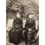 Nagyobb méret, idős elegáns pár magyaros ruhában, monarchia, 1900-as évek. A fotó valószínűleg az Egyesült Államokban készült, és magyar emigránsokat ábrázol. Eredeti kabinetfotó, Helene Portrait. 