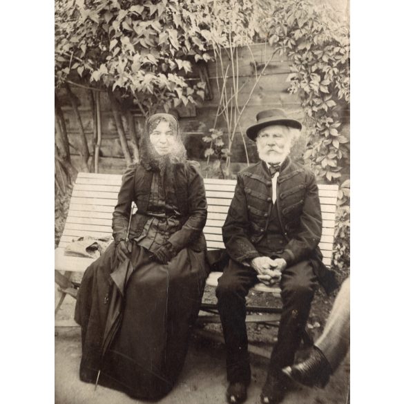 Nagyobb méret, idős elegáns pár magyaros ruhában, monarchia, 1900-as évek. A fotó valószínűleg az Egyesült Államokban készült, és magyar emigránsokat ábrázol. Eredeti kabinetfotó, Helene Portrait. 