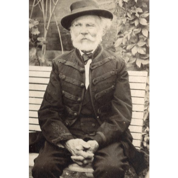 Nagyobb méret, idős elegáns pár magyaros ruhában, monarchia, 1900-as évek. A fotó valószínűleg az Egyesült Államokban készült, és magyar emigránsokat ábrázol. Eredeti kabinetfotó, Helene Portrait. 