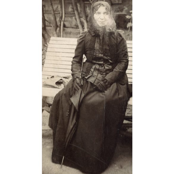 Nagyobb méret, idős elegáns pár magyaros ruhában, monarchia, 1900-as évek. A fotó valószínűleg az Egyesült Államokban készült, és magyar emigránsokat ábrázol. Eredeti kabinetfotó, Helene Portrait. 