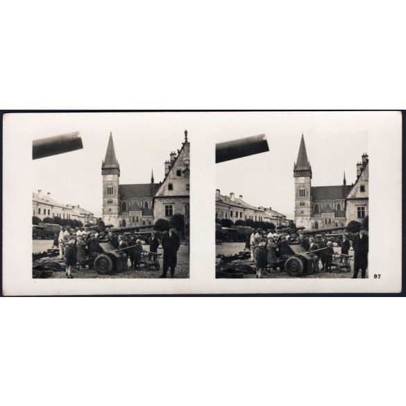 Német katonák ágyúkkal, Bártfa, (Felvidék, Szlovákia), katonai teherautók, fegyver, katona, egyenruha, 2. világháború, Horthy-korszak, 1940-es évek, Eredeti sztereó fotó, hátulján feliratozott gyűjteményes papírkép.  