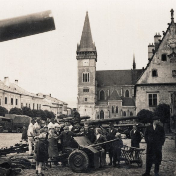 Német katonák ágyúkkal, Bártfa, (Felvidék, Szlovákia), katonai teherautók, fegyver, katona, egyenruha, 2. világháború, Horthy-korszak, 1940-es évek, Eredeti sztereó fotó, hátulján feliratozott gyűjteményes papírkép.  