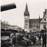 Német katonák ágyúkkal, Bártfa, (Felvidék, Szlovákia), katonai teherautók, fegyver, katona, egyenruha, 2. világháború, Horthy-korszak, 1940-es évek, Eredeti sztereó fotó, hátulján feliratozott gyűjteményes papírkép.  