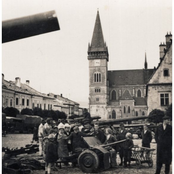 Német katonák ágyúkkal, Bártfa, (Felvidék, Szlovákia), katonai teherautók, fegyver, katona, egyenruha, 2. világháború, Horthy-korszak, 1940-es évek, Eredeti sztereó fotó, hátulján feliratozott gyűjteményes papírkép.  