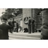 Hősi emlékmű koszorúzása, Balatonalmádi, fiúk levente (cserkész ?) egyenruhában, 2. világháború, Balaton, helytörténet, Horthy-korszak, 1944, 1940-es évek, Eredeti fotó, hátulján jelzett papírkép.   