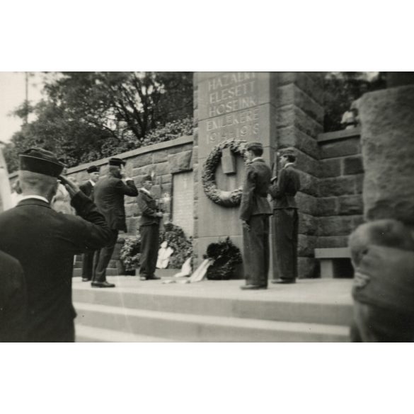 Hősi emlékmű koszorúzása, Balatonalmádi, fiúk levente (cserkész ?) egyenruhában, 2. világháború, Balaton, helytörténet, Horthy-korszak, 1944, 1940-es évek, Eredeti fotó, hátulján jelzett papírkép.   