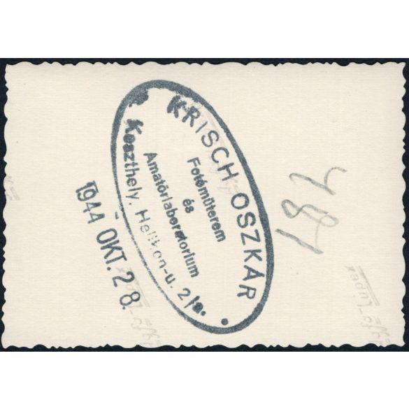 Hősi emlékmű koszorúzása, Balatonalmádi, fiúk levente (cserkész ?) egyenruhában, 2. világháború, Balaton, helytörténet, Horthy-korszak, 1944, 1940-es évek, Eredeti fotó, hátulján jelzett papírkép.   