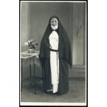 Balogh műterem, Szombathely, Domonkos rendi apáca kitűzővel, rózsafüzér, vallás, egyház, helytörténet, Horthy-korszak, 1930-as évek, Eredeti fotó, hátulján jelzett papírkép.   méret megközelítőleg (centiméterben): 8.5 x 13.5 Használt! Eredeti nagyítá