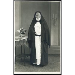   Balogh műterem, Szombathely, Domonkos rendi apáca kitűzővel, rózsafüzér, vallás, egyház, helytörténet, Horthy-korszak, 1930-as évek, Eredeti fotó, hátulján jelzett papírkép.   méret megközelítőleg (centiméterben): 8.5 x 13.5 Használt! Eredeti nagyítá