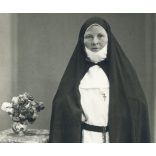 Balogh műterem, Szombathely, Domonkos rendi apáca kitűzővel, rózsafüzér, vallás, egyház, helytörténet, Horthy-korszak, 1930-as évek, Eredeti fotó, hátulján jelzett papírkép.   méret megközelítőleg (centiméterben): 8.5 x 13.5 Használt! Eredeti nagyítá