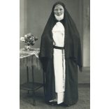 Balogh műterem, Szombathely, Domonkos rendi apáca kitűzővel, rózsafüzér, vallás, egyház, helytörténet, Horthy-korszak, 1930-as évek, Eredeti fotó, hátulján jelzett papírkép.   méret megközelítőleg (centiméterben): 8.5 x 13.5 Használt! Eredeti nagyítá