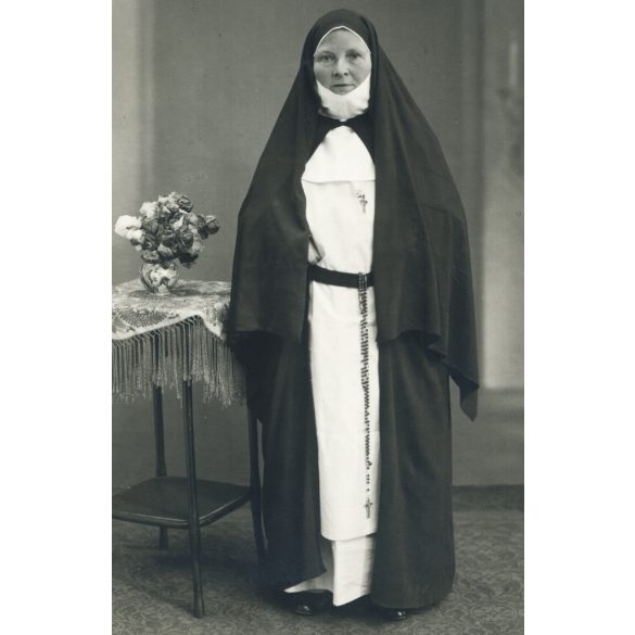 Balogh műterem, Szombathely, Domonkos rendi apáca kitűzővel, rózsafüzér, vallás, egyház, helytörténet, Horthy-korszak, 1930-as évek, Eredeti fotó, hátulján jelzett papírkép.   méret megközelítőleg (centiméterben): 8.5 x 13.5 Használt! Eredeti nagyítá