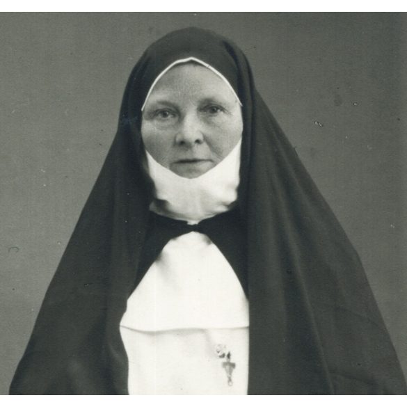 Balogh műterem, Szombathely, Domonkos rendi apáca kitűzővel, rózsafüzér, vallás, egyház, helytörténet, Horthy-korszak, 1930-as évek, Eredeti fotó, hátulján jelzett papírkép.   méret megközelítőleg (centiméterben): 8.5 x 13.5 Használt! Eredeti nagyítá