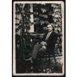 Neuvell fényképész, Hőgyész, elegáns férfi cigarettával, Horthy-korszak, helytörténet, 1932, 1930-as évek, Eredeti feliratozott fotó, hátulján bélyegzővel jelzett papírkép. 