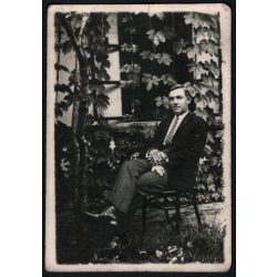   Neuvell fényképész, Hőgyész, elegáns férfi cigarettával, Horthy-korszak, helytörténet, 1932, 1930-as évek, Eredeti feliratozott fotó, hátulján bélyegzővel jelzett papírkép. 