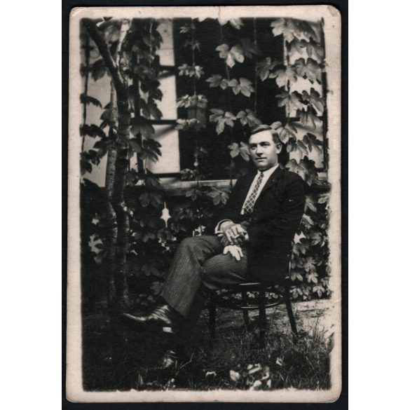 Neuvell fényképész, Hőgyész, elegáns férfi cigarettával, Horthy-korszak, helytörténet, 1932, 1930-as évek, Eredeti feliratozott fotó, hátulján bélyegzővel jelzett papírkép. 