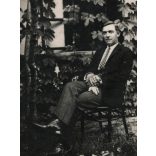 Neuvell fényképész, Hőgyész, elegáns férfi cigarettával, Horthy-korszak, helytörténet, 1932, 1930-as évek, Eredeti feliratozott fotó, hátulján bélyegzővel jelzett papírkép. 