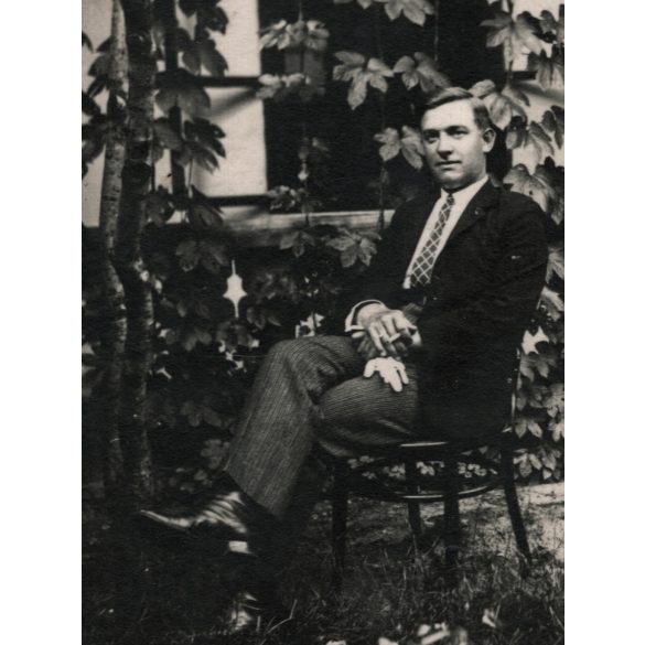 Neuvell fényképész, Hőgyész, elegáns férfi cigarettával, Horthy-korszak, helytörténet, 1932, 1930-as évek, Eredeti feliratozott fotó, hátulján bélyegzővel jelzett papírkép. 