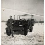 Magyar katona egyenruhában, Dodge Weapon katonai terepjáróval, gépkocsi, jármű, közlekedés, kommunizmus, 1950-es évek, Eredeti fotó, papírkép.  