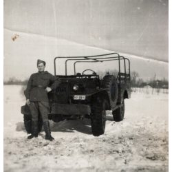  Magyar katona egyenruhában, Dodge Weapon katonai terepjáróval, gépkocsi, jármű, közlekedés, kommunizmus, 1950-es évek, Eredeti fotó, papírkép.  