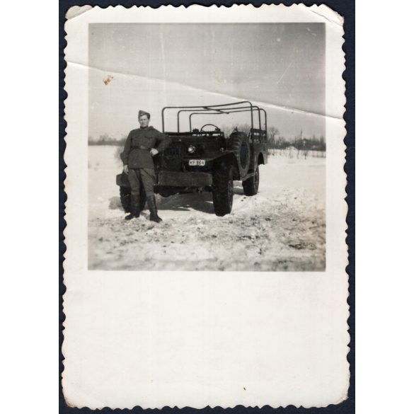 Magyar katona egyenruhában, Dodge Weapon katonai terepjáróval, gépkocsi, jármű, közlekedés, kommunizmus, 1950-es évek, Eredeti fotó, papírkép.  