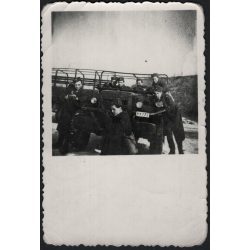   Magyar katonák egyenruhában, Dodge Weapon katonai terepjáróval, fegyver, gépkocsi, jármű, közlekedés, kommunizmus, 1950-es évek, Eredeti fotó, papírkép. 