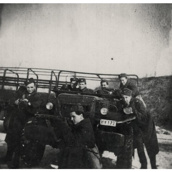 Magyar katonák egyenruhában, Dodge Weapon katonai terepjáróval, fegyver, gépkocsi, jármű, közlekedés, kommunizmus, 1950-es évek, Eredeti fotó, papírkép. 