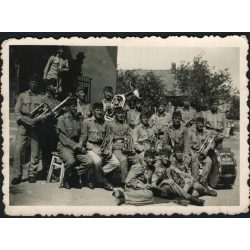   Katonazenekar, 8. Honvéd Gyalogezred,  magyar katonák egyenruhában, hangszer, zene, művészet, 2. világháború, Horthy-korszak, 1940-es évek, Eredeti fotó, papírkép.  