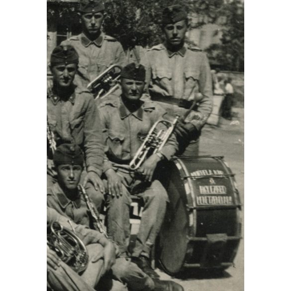 Katonazenekar, 8. Honvéd Gyalogezred,  magyar katonák egyenruhában, hangszer, zene, művészet, 2. világháború, Horthy-korszak, 1940-es évek, Eredeti fotó, papírkép.  